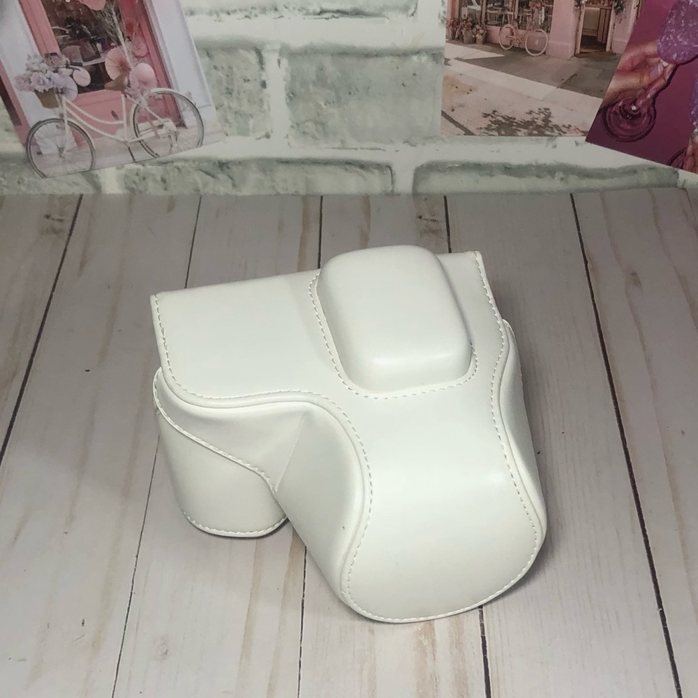 III5 MegaGear White Leather Camera Case w/Strap